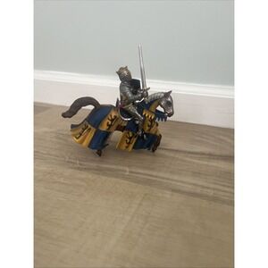 Schleich-2003 Fantasy-Blue and yellow lion horse Knight w/ shield and Sword